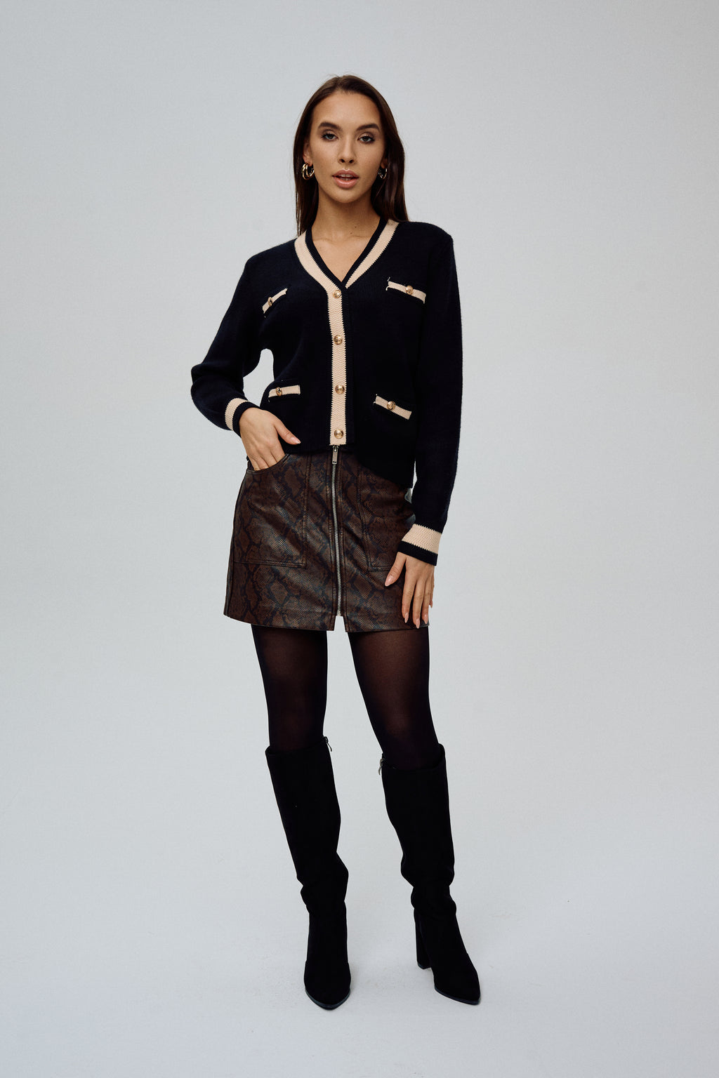 Sweterek z ozdobnymi guzikami