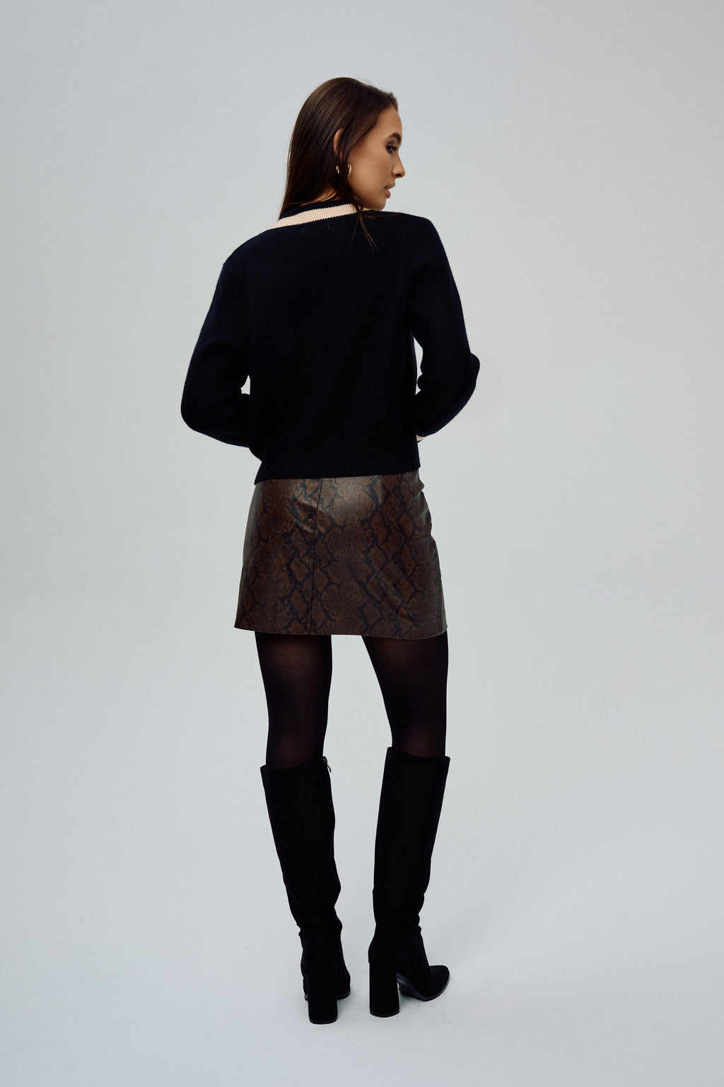 Sweterek z ozdobnymi guzikami