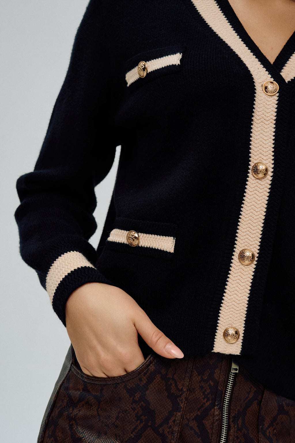 Sweterek z ozdobnymi guzikami