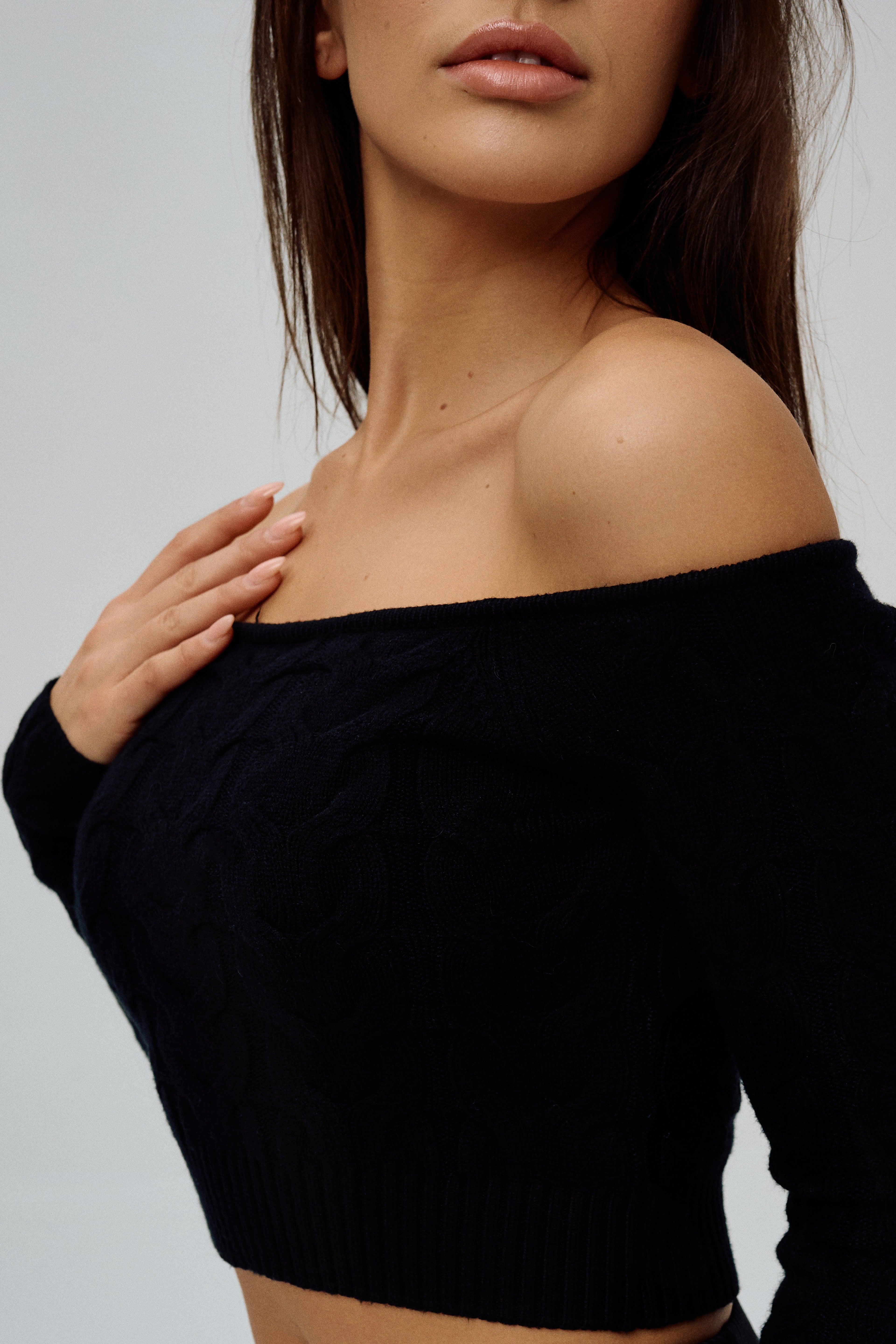 Sweterek z odkrytymi ramionami