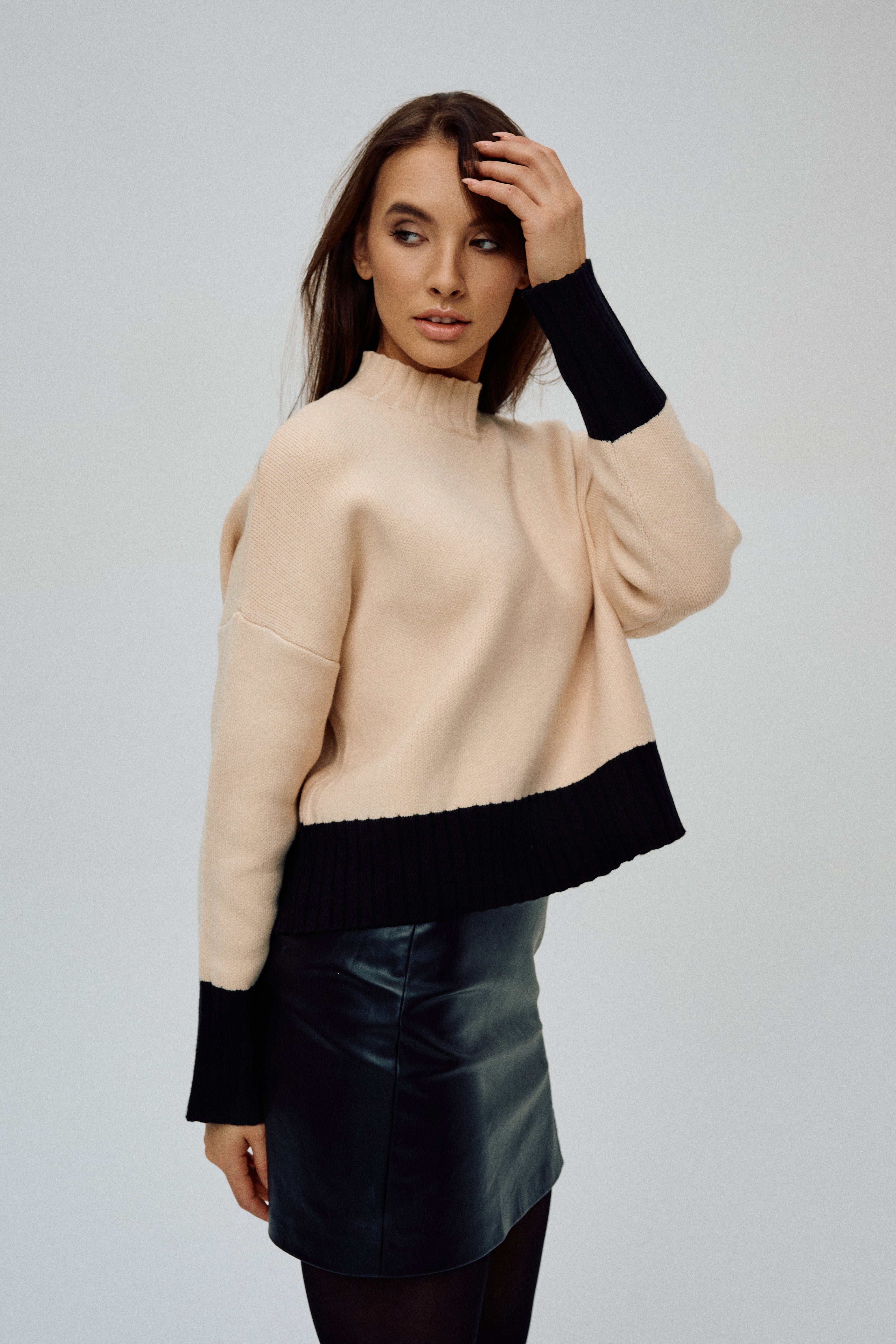 Sweterek z czarnymi mankietami