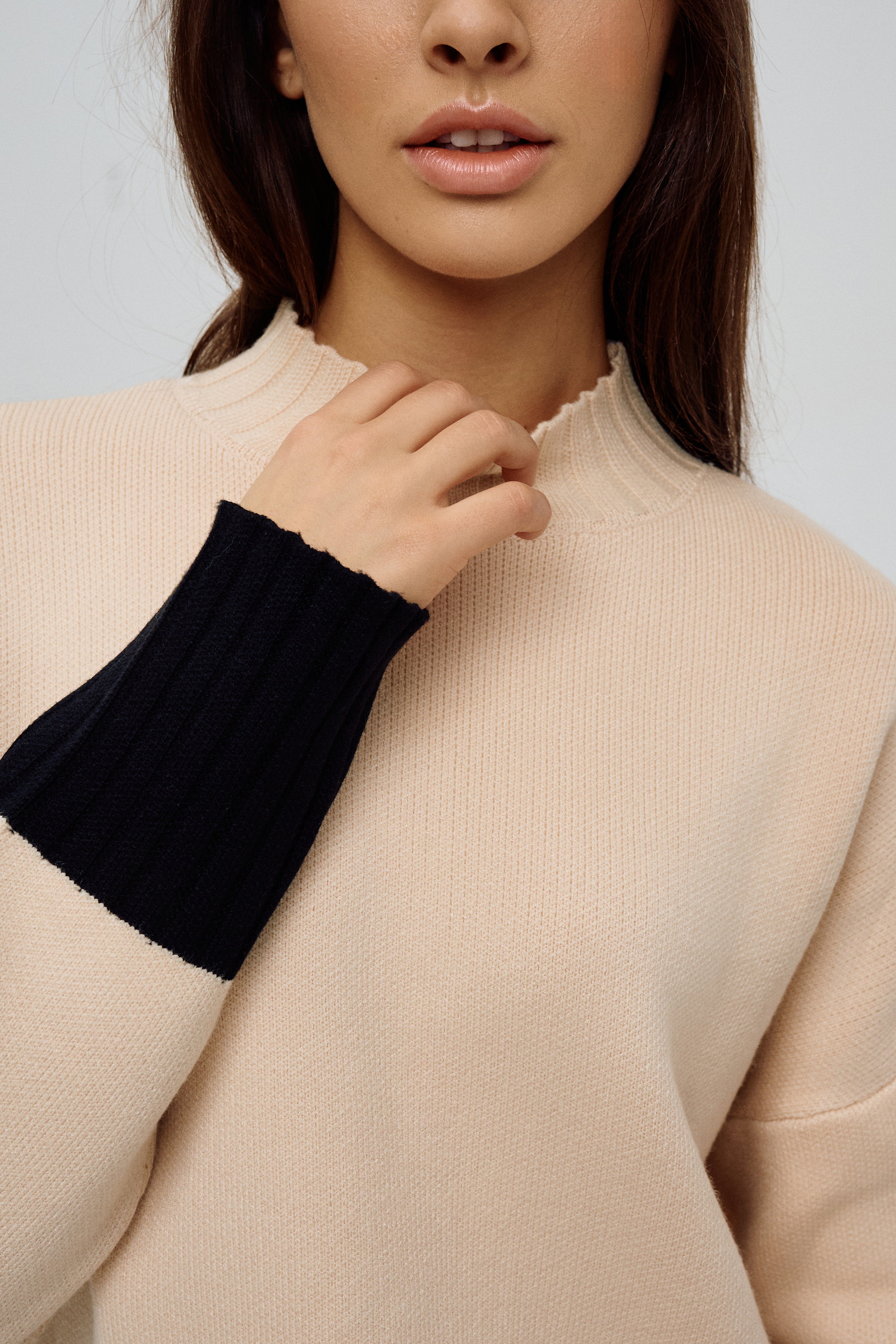 Sweterek z czarnymi mankietami